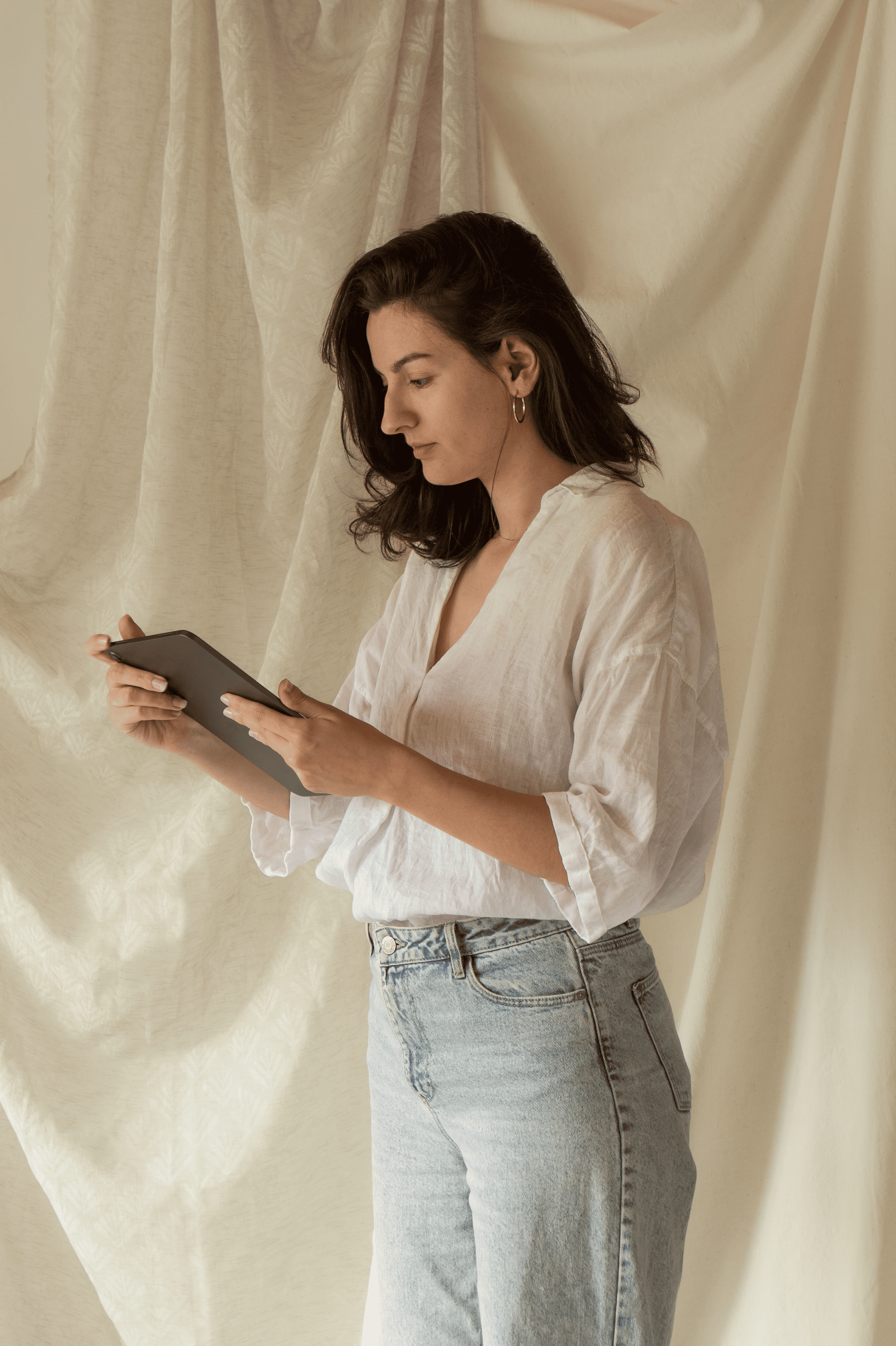 Portrait photo fond tableaux peinture artiste