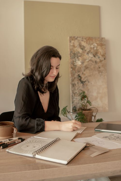 Graphiste, webdesigner et artiste qui travaille